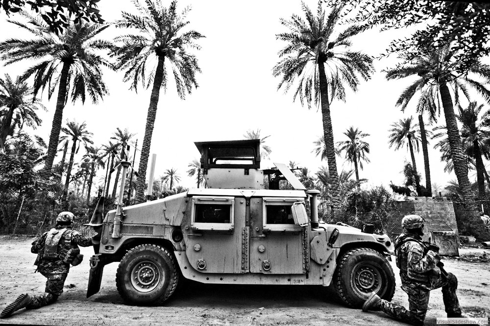 0005_zoriah-photojournalist-war-photographer_zoriah_photojournalist_photographer_iraq_irak_war_us_army_patrol_tank_palm_tree
