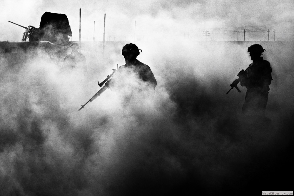 0007_zoriah-photojournalist-war-photographer_zoriah_photojournalist_photographer_iraq_irak_war_us_army_soldiers_smoke_grenade_baghdad_patrol