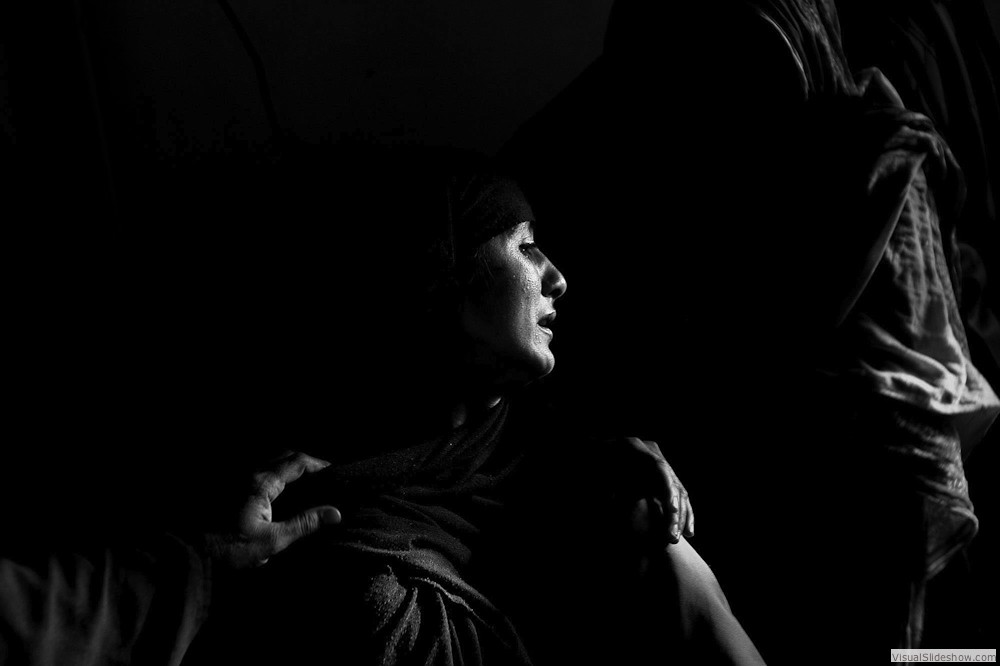 0012_zoriah-photojournalist-war-photographer_zoriah_photojournalist_photographer_pakistan_earthquake_woman_mourning_death_sadness