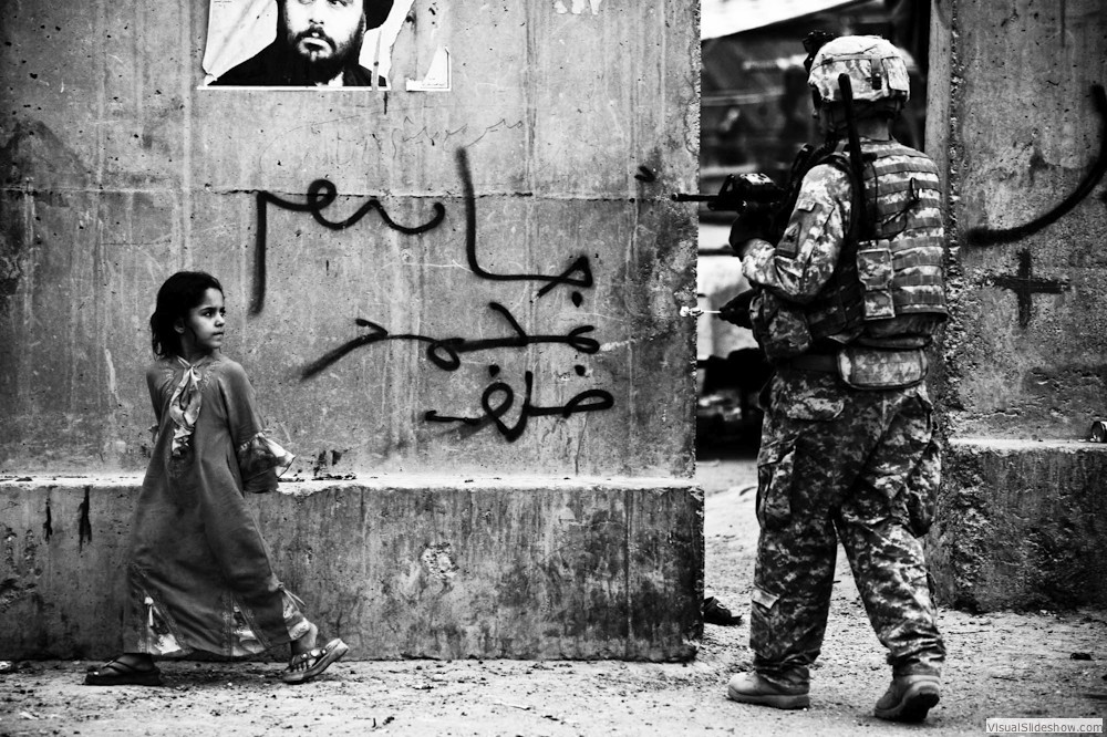 0027_zoriah-photojournalist-war-photographer_zoriah_photojournalist_photographer_iraq_irak_soldier_troop_us_army_patrol_child_children_fear_candy