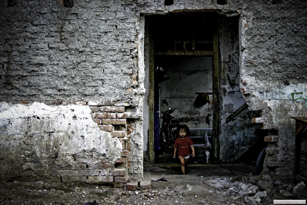 0042_zoriah-photojournalist-war-photographer_zoriah_photographer_indonesia_jakarta_poverty_slum_girl_cat
