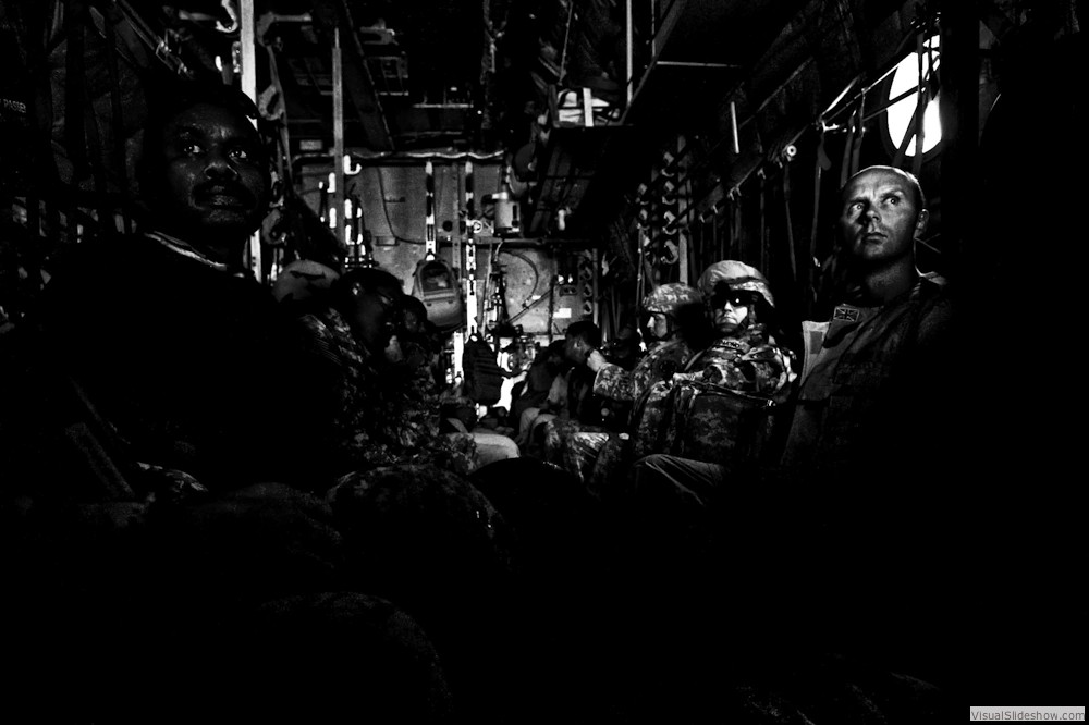 0043_zoriah-photojournalist-war-photographer_zoriah_photographer_iraq_irak_troops_fear_arrive_airplane_aircraft