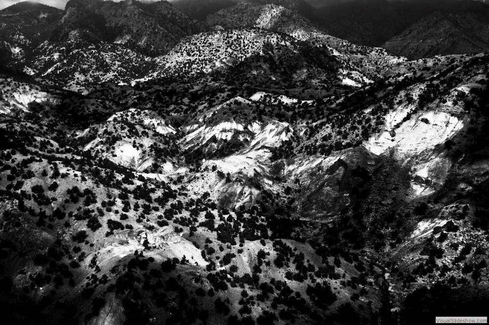 0047_zoriah-photojournalist-war-photographer_zoriah_photojournalist_photographer_afghanistan_mountains_aerial_view_war_us_military_helicopter