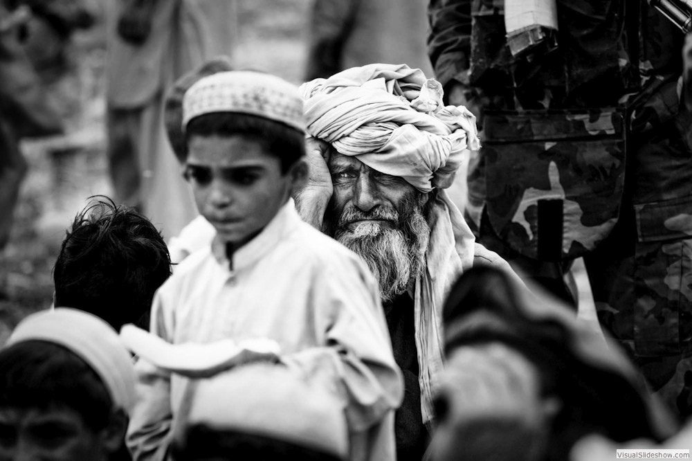 0049_zoriah-photojournalist-war-photographer_zoriah_photojournalist_photographer_afghanistan_village_elderly_old_man_afghan_army_search_raid