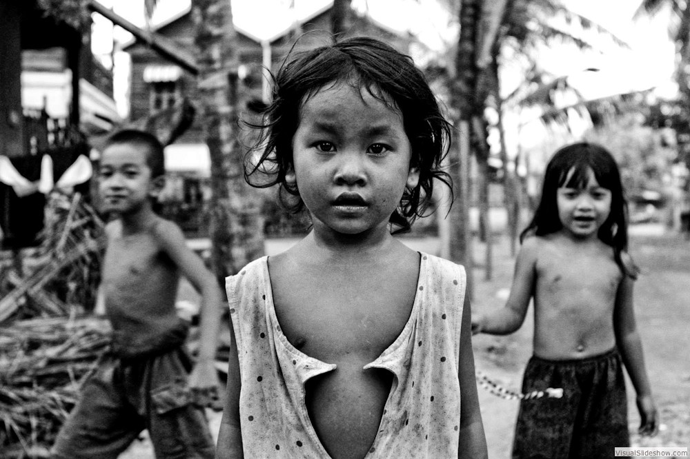0053_zoriah-photojournalist-war-photographer_zoriah_photojournalist_photographer_cambodia_poverty_children_child_boy_girl_slum