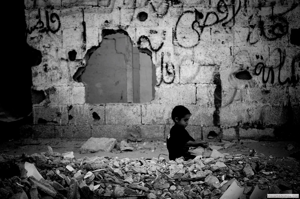 0057_zoriah-photojournalist-war-photographer_zoriah_photojournalist_photographer_gaza_beach_camp_palestine_palestinain_refugee_rubble_play