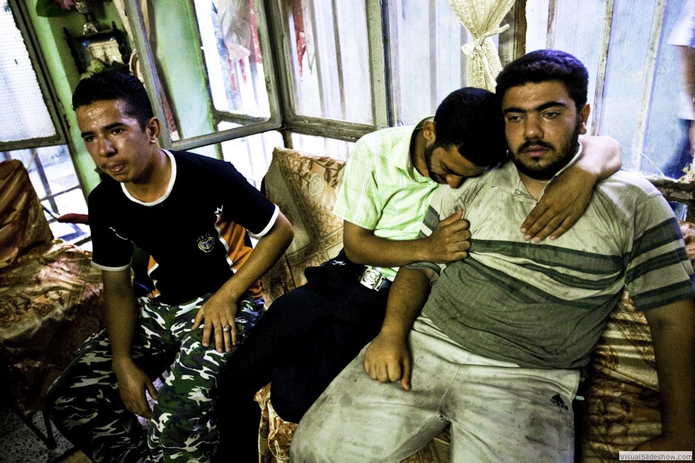 0058_zoriah-photojournalist-war-photographer_zoriah_photojournalist_photographer_iraq_war_irak_conflict_detainee_family
