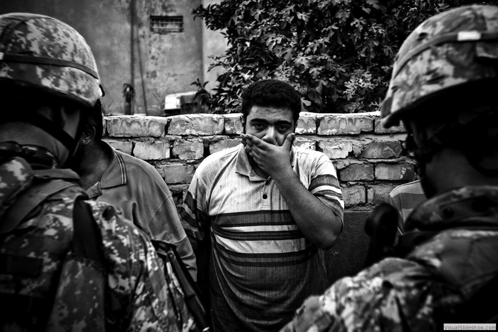0071_zoriah-photojournalist-war-photographer_zoriah_photojournalist_photographer_iraq_irak_war_guerre_detainee_us_army_troop_soldier_iraqi_man