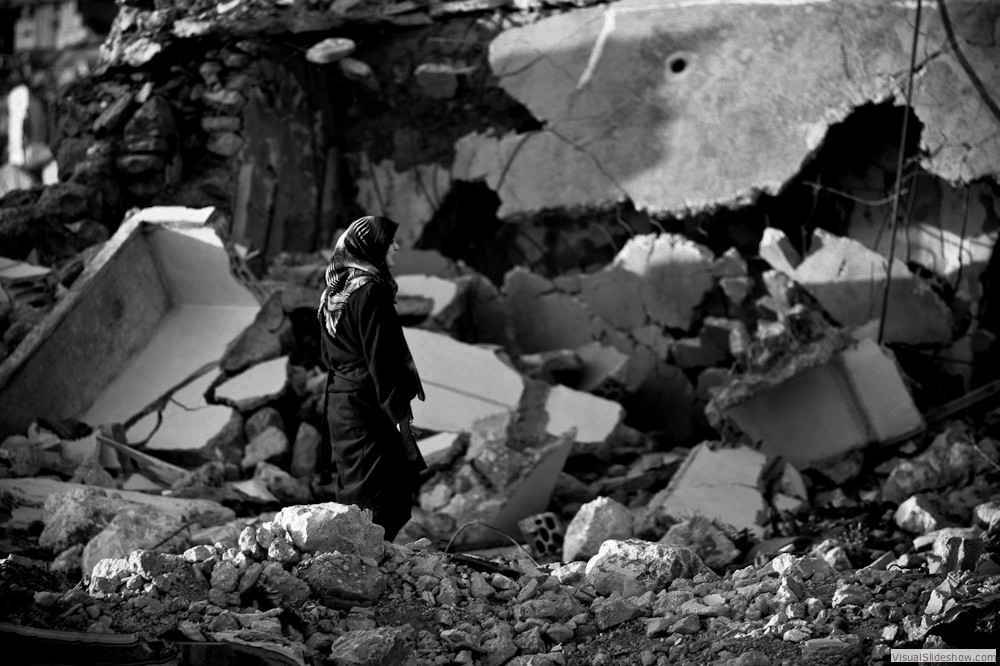 0075_zoriah-photojournalist-war-photographer_zoriah_photojournalist_photographer_lebanon_hesbollah_war_israel_rubble_destruction_34_day_summer_conflict_woman