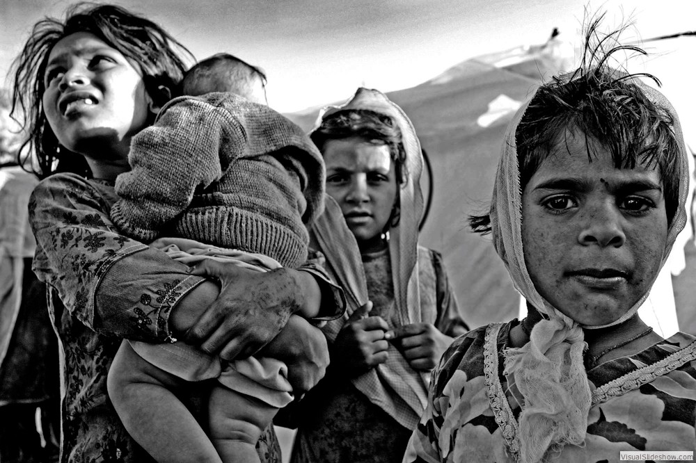 0079_zoriah-photojournalist-war-photographer_zoriah_photojournalist_photographer_pakistan_asian_earthquake_refugees_camp