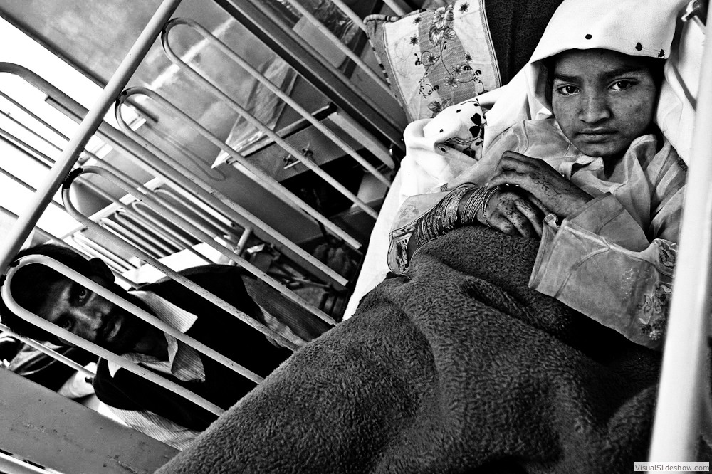 0081_zoriah-photojournalist-war-photographer_zoriah_photojournalist_photographer_pakistan_islamabad_earthquake_injury_hospital_child_father