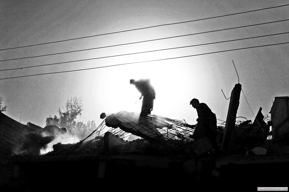 0083_zoriah-photojournalist-war-photographer_zoriah_photojournalist_photographer_pakistan_kashmir_asian_earthquake_rubble_building_salvage_sunset