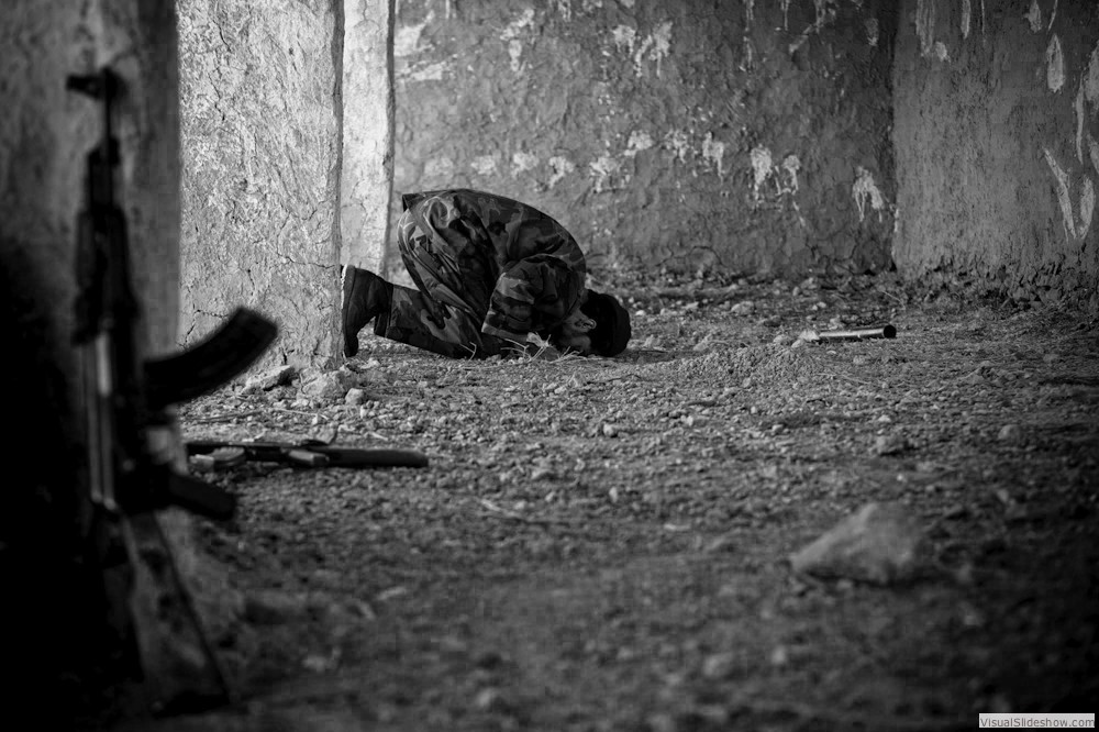 0097_zoriah-photojournalist-war-photographer_zoriah_photojournalist_photographer_afghanistan_afghan_national_army_soldier_pray_war_conflict_gun_rifle_ak_47