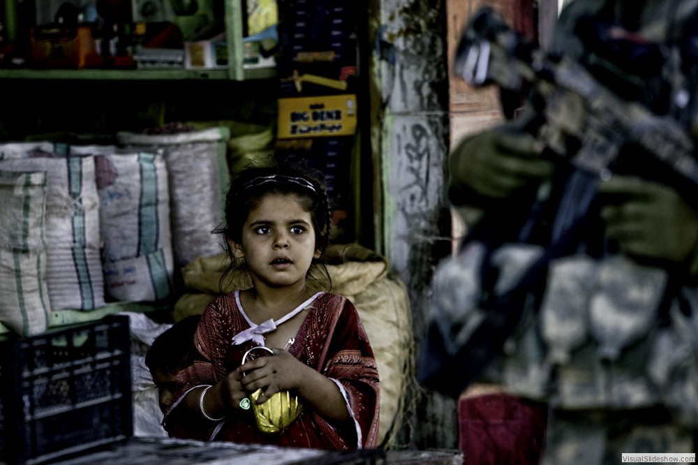 0110_zoriah-photojournalist-war-photographer_zoriah_photojournalist_photographer_iraq_irak_war_sadr_city_patrol_us_soldier_troop_child_girl