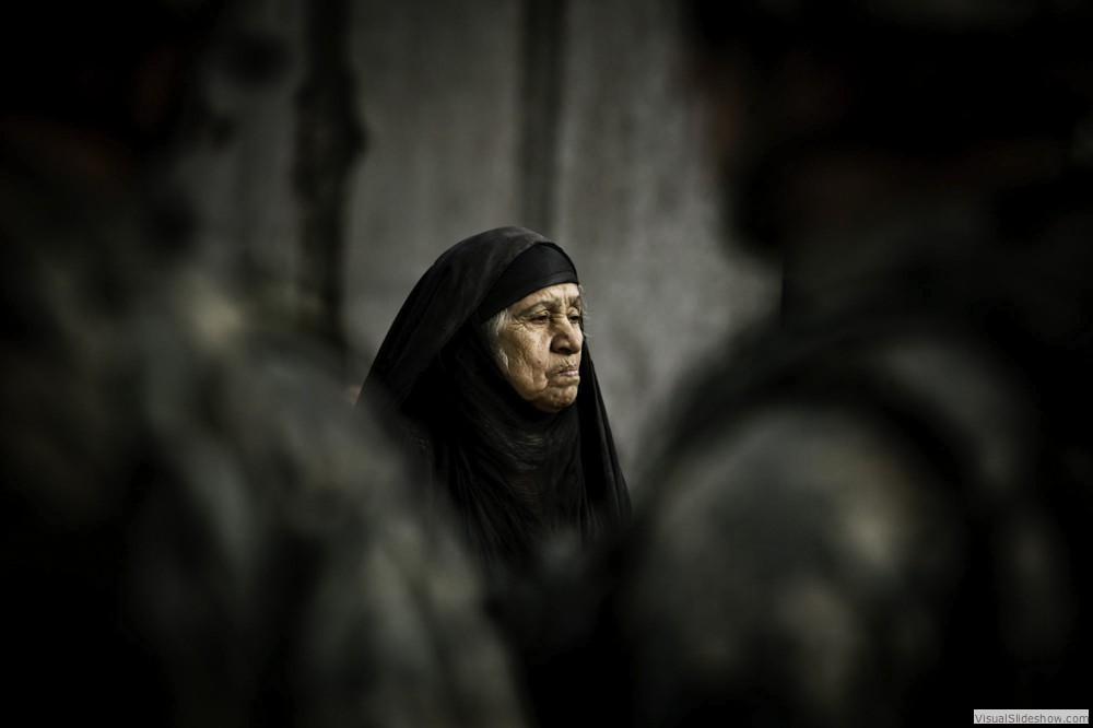0115_zoriah-photojournalist-war-photographer_zoriah_photojournalist_photographer_iraq_irak_sadr_city_army_american_troop_soldier_woman_market
